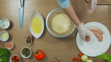 Üstten Görünüm tavuk göğsü çýkmak breadcrumbs içinde döndü