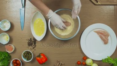 Üstten Görünüm tavuk göğsü çýkmak breadcrumbs içinde döndü