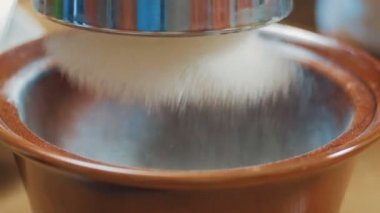 Un elek ahşap masa üzerinde üzerinden eleme, yakın çekim