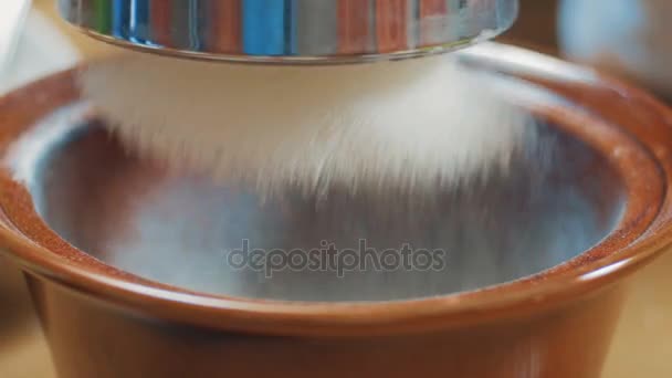Przesiewanie mąki sito na drewnianym stole, z bliska — Wideo stockowe