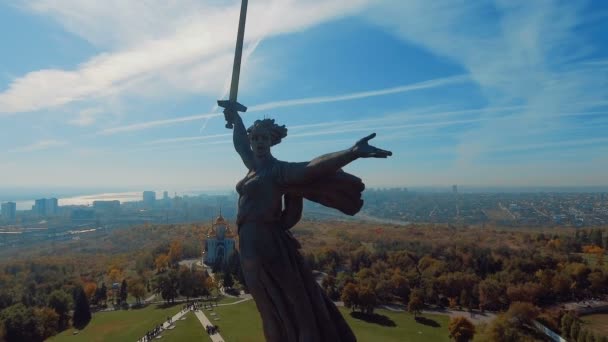 Luftaufnahme von Mamajew Kurgan in Russland. Wolken im Hintergrund. Vaterlandsaufrufe. — Stockvideo