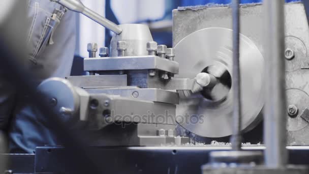 Máquina de moagem de metalurgia. Corte de metal moderna tecnologia de processamento. Torno — Vídeo de Stock