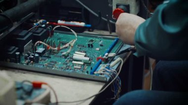 Bir devre kartı ile çalışan elektronik mühendisi, yakın çekim