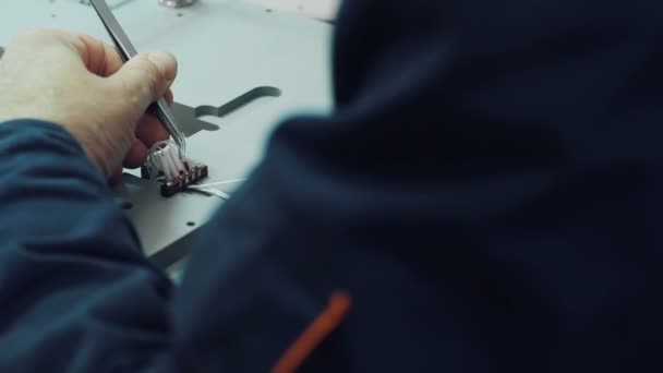 Gros plan de l'ingénieur en électronique travaillant avec une carte de circuit imprimé — Video