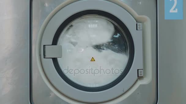 Uma grande máquina de lavar roupa em lavanderia pública com tambores rotativos — Vídeo de Stock