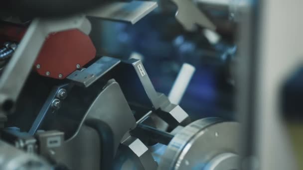 Mecanismo en la fábrica. rotación del sistema de engranajes — Vídeo de stock