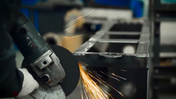 Worker with angular grinding machine — Stock Video