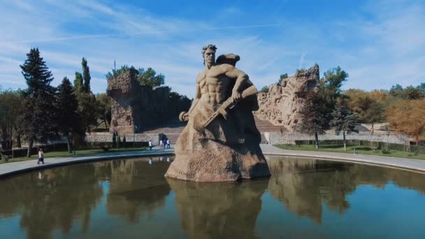 Monumentos permanecen hasta la muerte en el Mamaev Kurgan, Volgogrado, Rusia — Vídeos de Stock