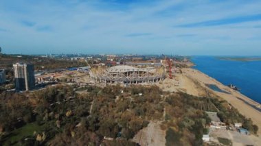 Futbol Stadyumu altında Arial vurdu. Arka plan üzerinde bulutlar