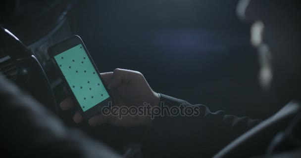 Mãos masculinas tocando de smartphone no carro — Vídeo de Stock