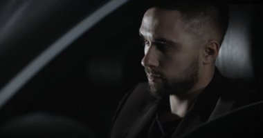 Başarılı işadamı pahalı arabaya siting kapatın