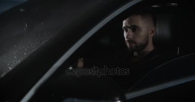 Pahalı arabaya siting başarılı iş adamı