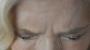 Baş Ağrısı Olan Kadın