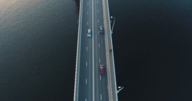 Köprüde trafik havadan görünümü