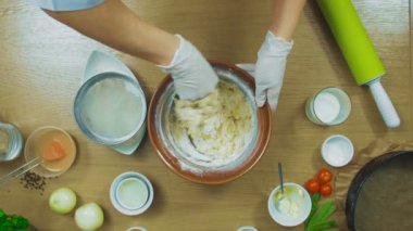 Kadın olun köfte çerez hamur cam kapta, üstten görünüm