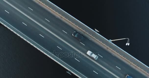 Воздушный обзор движения на мосту — стоковое видео