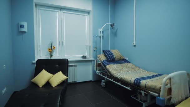 Hospital patient room with bed — Stock Video