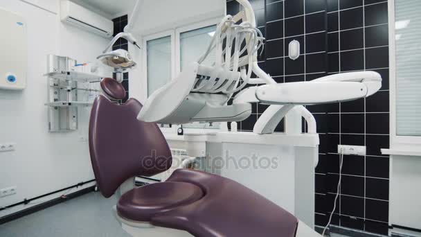 Zimmer mit Zahnarztstuhl und medizinischen Geräten — Stockvideo