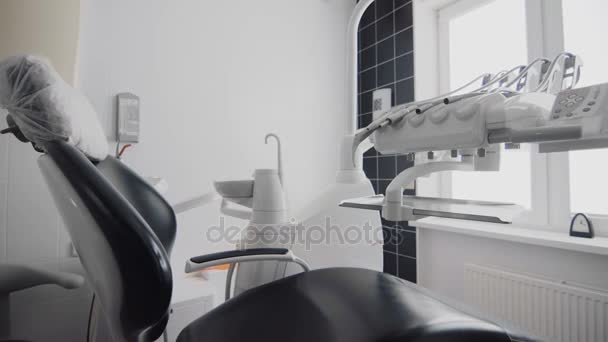 Номер с стоматологическим креслом и медицинским оборудованием — стоковое видео