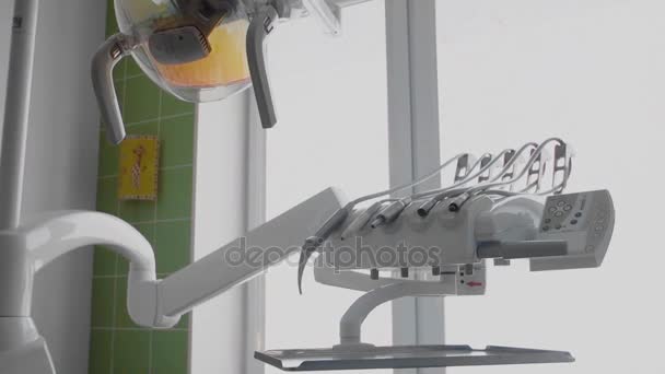 Hulpmiddelen voor tandheelkundige zorg in de tandheelkundige kantoor steadicam geschoten. Close-Up Shot van medische apparatuur In tandheelkundige kantoor. Dental Office, Tools, instrumenten, uitrusting, benodigdheden, Pan — Stockvideo