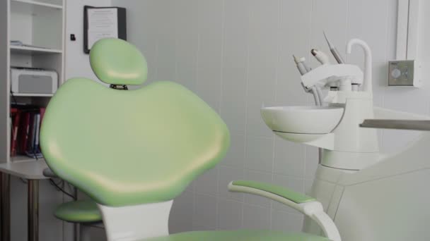 Cadeira verde dental e equipamentos médicos — Vídeo de Stock