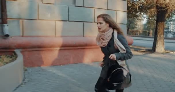 Νεαρή γυναίκα σε βιασύνη που τρέχει σε μια σύσκεψη — Αρχείο Βίντεο