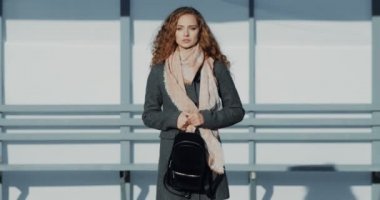 Genç kadın otobüs özledim ve sonra çalıştırın