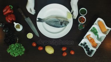 Şef eller bütün Balık kesmek. Restoran hazırlık