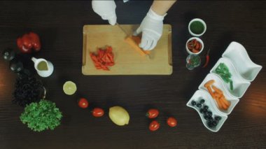 Çiğ kabak kesti. Ahşap tahta üzerinde üstten görünüm kesme kabak. Sağlıklı gıda. Kesme taze kabak dilim.