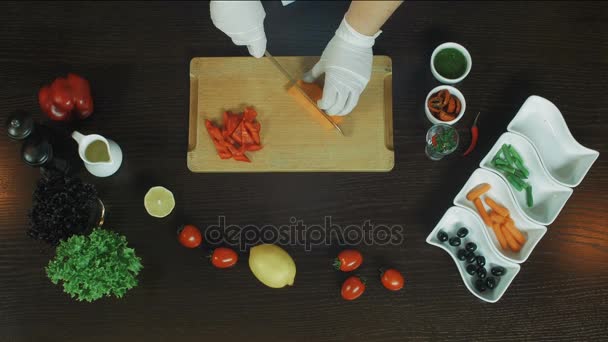 原南瓜切。木制板材切割南瓜的顶部视图。健康食品。切鲜南瓜片. — 图库视频影像