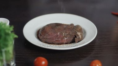 Et marine kapatın. Soya sosu, et ile plaka içine dökün