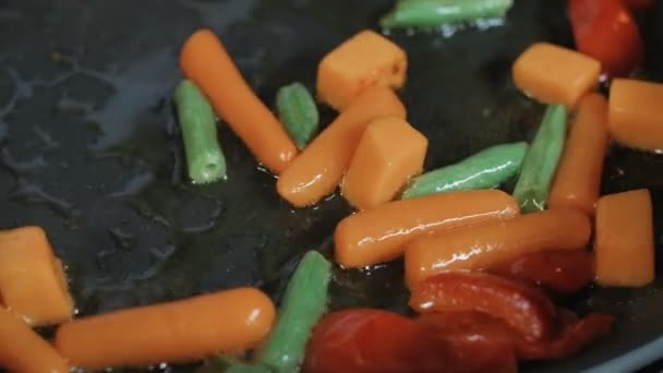 Закрыть жареные овощи в масле — стоковое видео