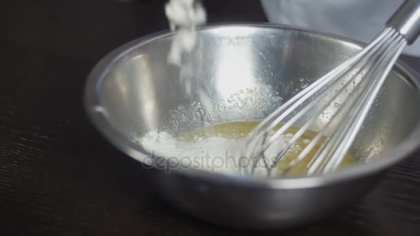 Whisking massa amarela, ovos e farinha — Vídeo de Stock