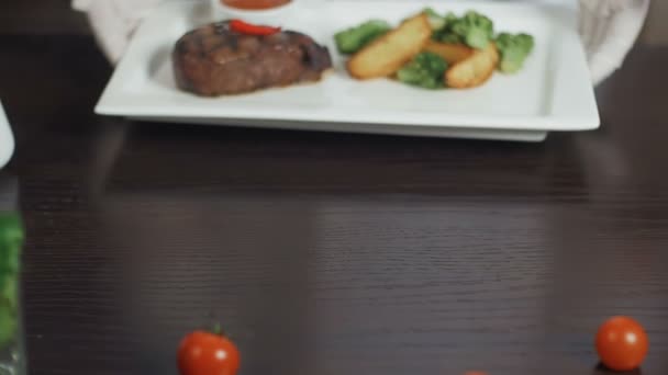 Kırmızı sığır eti domuz eti ızgara biftek filetosu brokoli ve beyaz dikdörtgen tabakta patates ile ızgara — Stok video