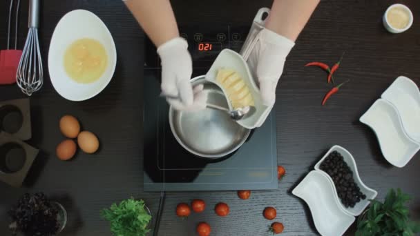 Вид зверху тане масло в сковороді — стокове відео