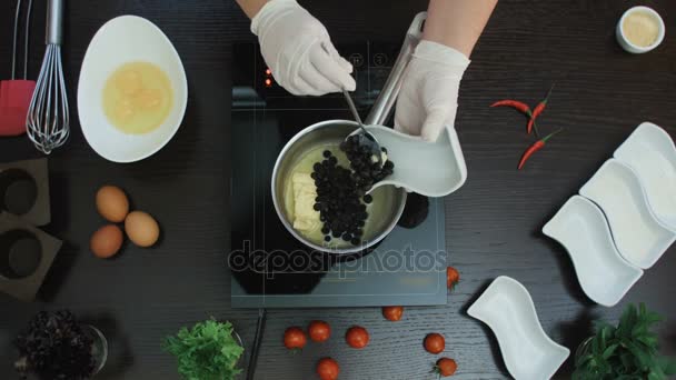 Top view Chocolate derretido y mantequilla en sartén — Vídeos de Stock