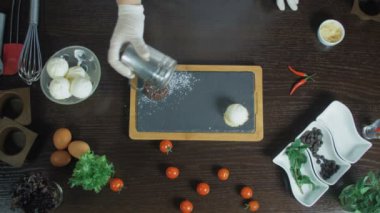 Toz şeker, nane ve biber ile hizmet veren çikolatalı fondan Üstten Görünüm