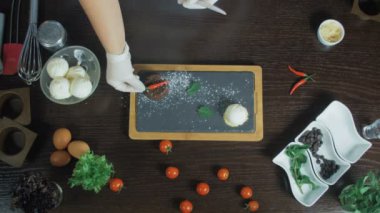 Çikolatalı fondan biber, dondurma ve nane ile servis. Çikolatalı fondan kesmek