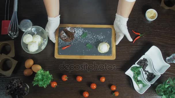 Fondant de chocolate servido con pimienta, helado y menta . — Vídeos de Stock