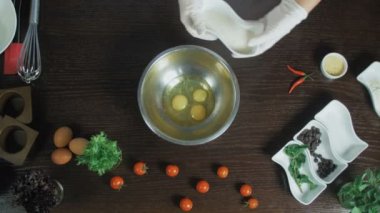 Yumurta bir kapta çabalıyorlar