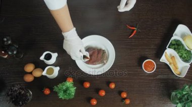 Et marine kapatın. Soya sosu, et ile plaka içine dökün