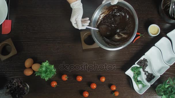 Csokoládé pékség tésztát özönlenek a szilikon pan tovább a csokoládé torta sütés — Stock videók