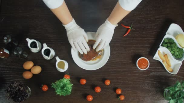 Cierra la carne marinada. Salsa de soja, viértela en el plato con la carne — Vídeo de stock