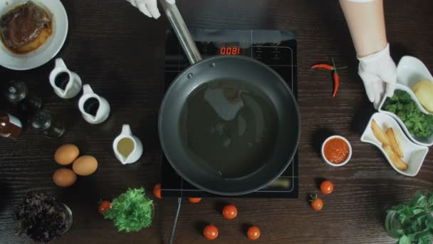 Brote de brócoli freír en una olla con aceite — Vídeo de stock