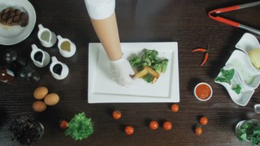 Kırmızı sığır eti domuz eti ızgara biftek filetosu brokoli ve beyaz dikdörtgen tabakta patates ile ızgara