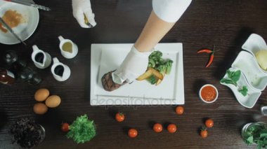 Ateşle ızgara kırmızı sığır domuz eti ızgara biftek filetosu brokoli ve patates ile hizmet