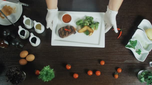 Carne di maiale alla griglia carne di maiale rossa filetto di bistecca con broccoli e patate serviti su piatto bianco rettangolare — Video Stock