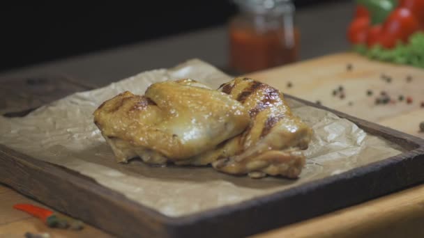 Chef sirve pollo a la parrilla con tomates y pimienta — Vídeos de Stock
