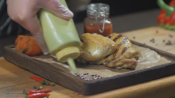 Chef sert du poulet grillé avec tomates, poivre et sauce — Video