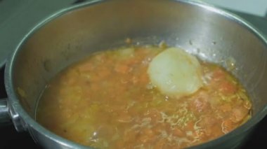 Saucepot içinde kaynar et. Çorba et hazırlanması.